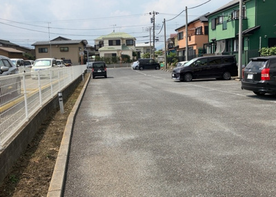 【駐車場】 | レオパレスジパング | 駐車場と明記されていても、最小スペースでつくられた駐車場だと大型車は駐車できなかったり、出入りしにくくなったりする可能性があります。お車のサイズと購入したい物件の駐車場のサイズを現地で確認しましょう。