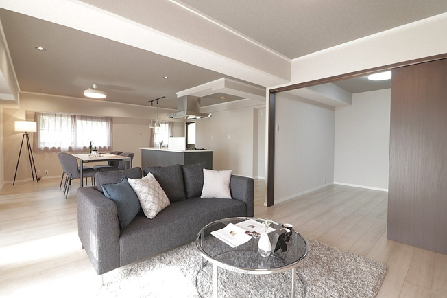 【居間・リビング】 | モンテベルデ藤白台 | リビングに隣接する洋室は引き戸で仕切られており、ライフシーンによってLDと合わせた居住空間を実現！