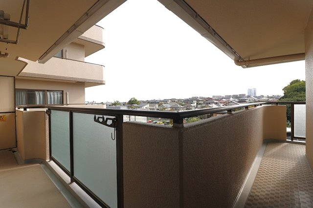 【バルコニー】 | モンテベルデ藤白台 | 暖かい陽光が差し込む南西向きバルコニー！2部屋続きのバルコニーで洗濯物もたっぷり干せます。