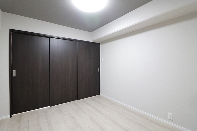 【洋室】 | モンテベルデ藤白台 | 約4.5帖の洋室！リビングと引き戸で繋がる洋室はワークスペースなどライフスタイルに合わせてコーディネートを。