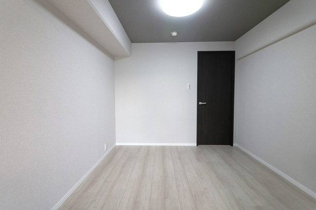 【洋室】 | モンテベルデ藤白台 | 約4.5帖の洋室！双方向に出入り口のある機能的なWIC付きで、洋服やバッグなどサッと収納でき、お部屋が自然と片付きます。