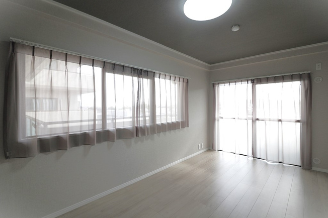 【洋室】 | モンテベルデ藤白台 | 約7.3帖の洋室！二面採光を確保した明るい室内は、風通しも良く、大変居心地の良い空間です。