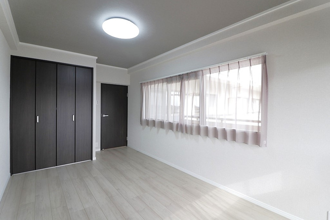 【収納】 | モンテベルデ藤白台 | 約7.3帖の洋室！クローゼットは洋服や小物類等を収納でき、スッキリとした空間を保てます。