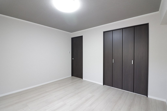 【収納】 | モンテベルデ藤白台 | 約7.7帖洋室のクローゼット！随所に収納が備わり、居室空間を広くお使いいただけます。