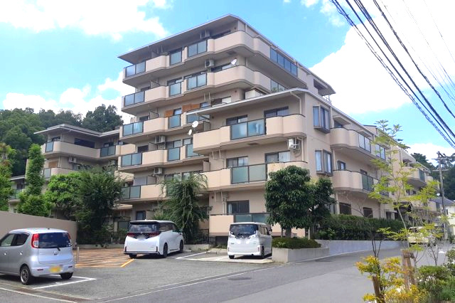 【駐車場】 | モンテベルデ藤白台 | 敷地内駐車場有り！快適なカーライフをサポート。空き状況・月額使用料は都度お気軽にお問合せください。