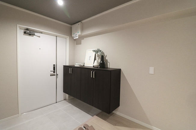 【玄関】 | モンテベルデ藤白台 | 家に入ると広々とした玄関がお出迎え。吊り棚式シューズボックスで、玄関の床廻りもスッキリ！