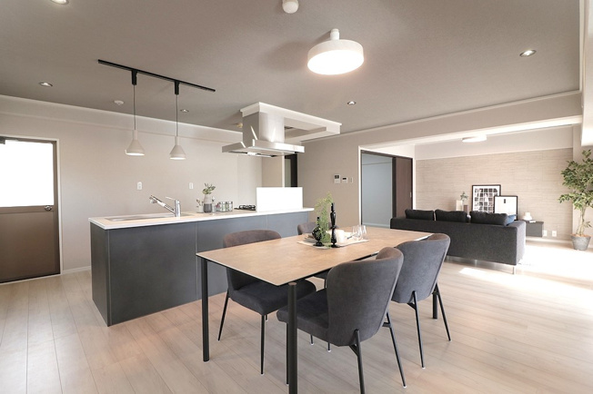 【居間・リビング】 | モンテベルデ藤白台 | アイランドキッチンを配したLDKは、家族の輪が広がる開放的な雰囲気！※家具・小物・照明等は販売価格に含まれません。