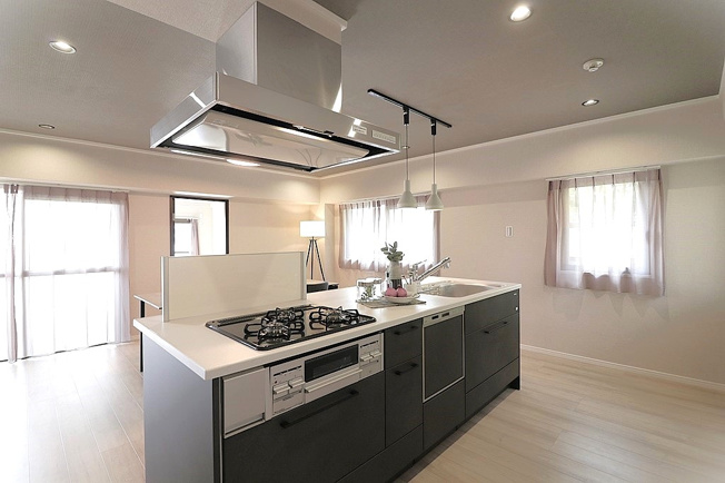 【キッチン】 | モンテベルデ藤白台 | 回遊性のある広々としたキッチンスペース！3口コンロや食洗機など機能性、収納力が備わるシステムキッチンです。