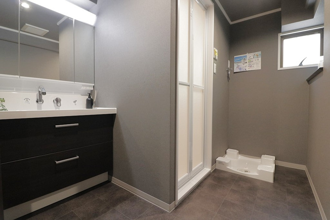 【独立洗面台】 | モンテベルデ藤白台 | キッチン・浴室・洗面室は自然換気ができる窓付き。大きく見やすい三面鏡付き洗面化粧台で朝の身支度もスムーズに！