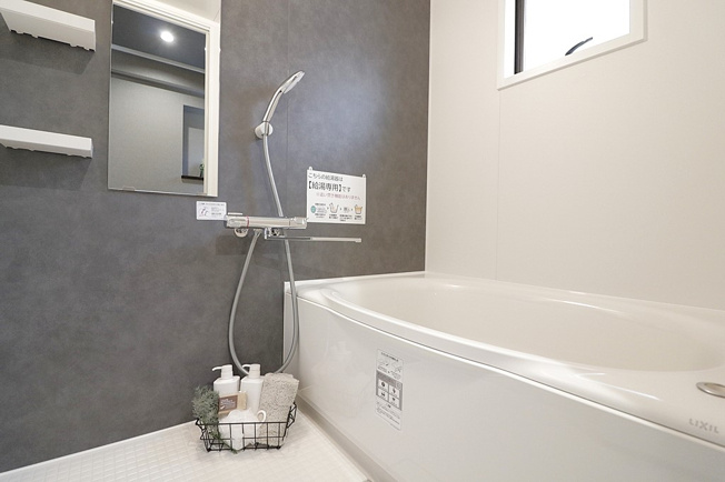 【浴室】 | モンテベルデ藤白台 | シックなカラーを取り入れたバスルーム！浴室乾燥機付きで、花粉や梅雨の季節のお洗濯にも大活躍。