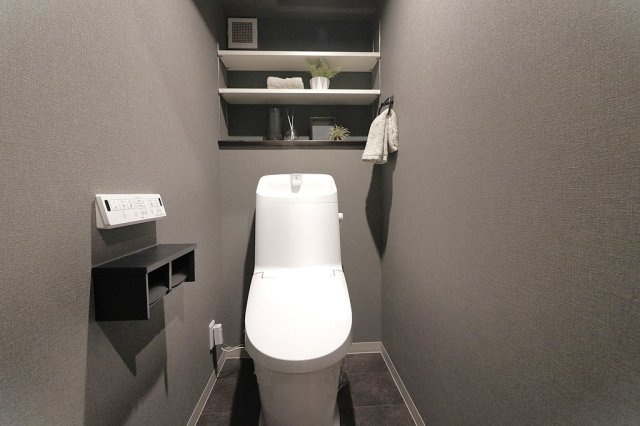 【トイレ】 | モンテベルデ藤白台 | 温水洗浄便座付のトイレで、冬の寒い時期でも快適！棚付きで、予備のペーパー類も問題なく収納できます。