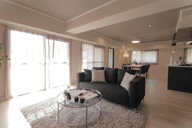 【居間・リビング】 | モンテベルデ藤白台 | 陽光をしっかり取り入れた、明るく広々としたリビング空間で家族団らんのひと時をお過ごしいただけます。