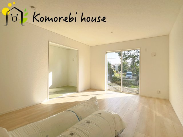 さいたま市西区飯田新田第2　新築一戸建て　クレイドルガーデン　09の居間・リビング|こちらの居間で趣味の時間をお楽しみください