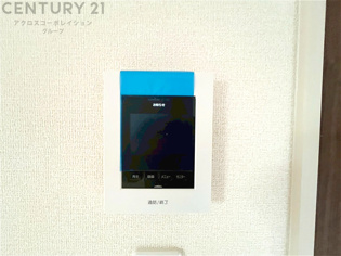 訪問者が来たときにテレビ画面で確認できるため、安心してドアを開けられます。録画機能があるものもあり、留守中に来訪者を記録しておくことができます。利便性が高く、セキュリティ面でも安心です。