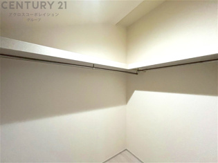 収納力が高く洋服や小物を整理しやすく、更衣室のように使え、部屋がすっきり保てます。収納の配置を自由に調整でき、換気性が良く防湿・防虫対策も可能。快適で機能的な生活空間を実現できます♪