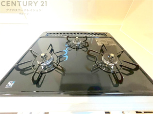 多数の調理器具を同時に使用でき、料理の効率化が可能。省エネで節約になり、様々な料理スタイルに適応できます。また、火力調整が独立しており、手入れや掃除もしやすく、今よりもっとお料理が楽しくなるかも。