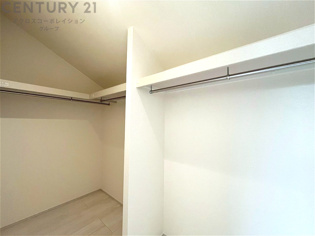 収納力が高く洋服や小物を整理しやすく、更衣室のように使え、部屋がすっきり保てます。収納の配置を自由に調整でき、換気性が良く防湿・防虫対策も可能。快適で機能的な生活空間を実現できます♪