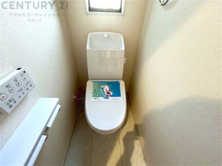 温水洗浄便座付トイレは温水洗浄機能により、暖かい水でおしりを洗浄することができ、冷たい水を使う従来の便座に比べ、温水洗浄機能で暖かいトイレを提供し、快適な使用を可能にします。