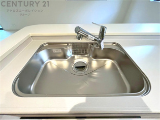 大きなシンクでお鍋などの大きな調理器具を洗う際にも便利です。
