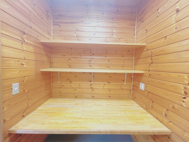 富士市中丸　中古戸建Rの収納|1階8.5帖洋室棚付き