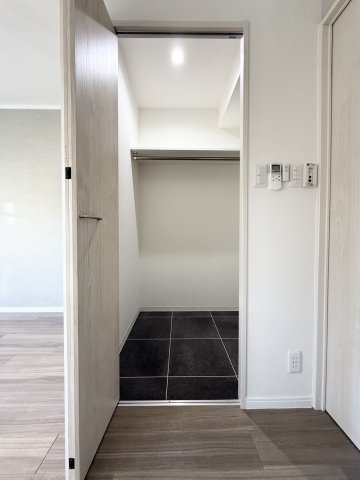 髙田ビルの収納|ウォークインクローゼットの中に照明もついています