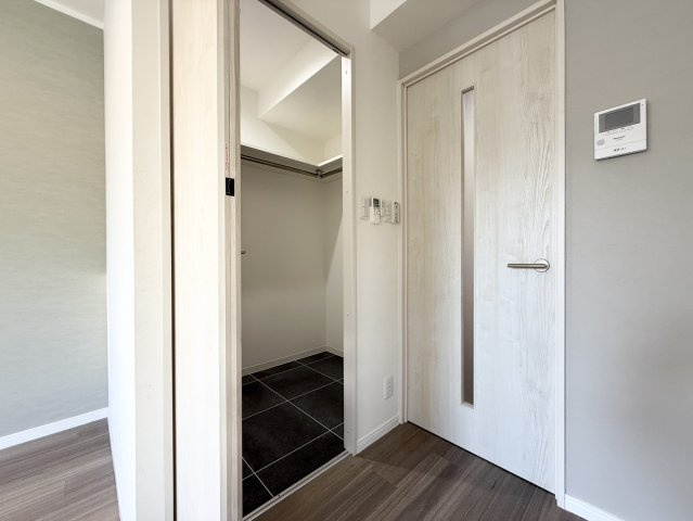 髙田ビルの収納|ウォークインクローゼットの中に照明もついています