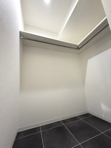 髙田ビルの収納|L型の枕棚