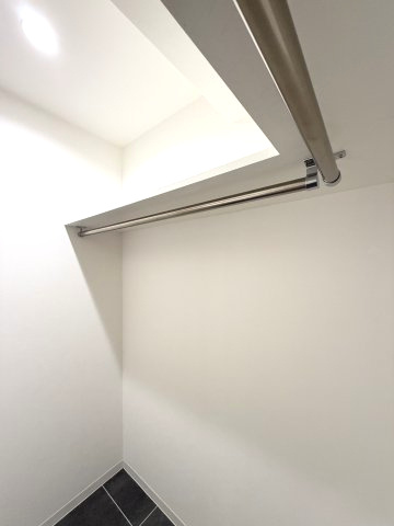 髙田ビルの収納|枕棚の下にはパイプハンガーもついています