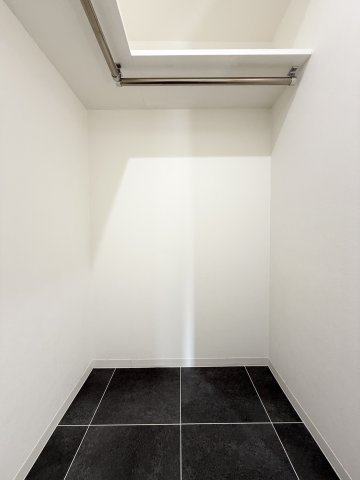 髙田ビルの収納|とにかく広いウォークインクローゼット