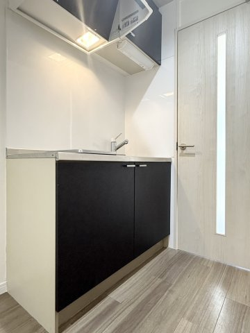 髙田ビルのキッチン|黒いキッチン