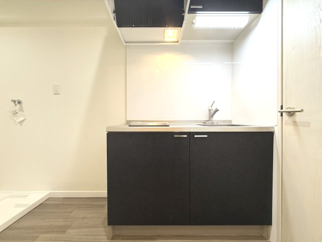 髙田ビルのキッチン|キッチンの横に冷蔵庫スペースも用意