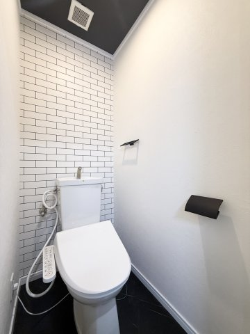 髙田ビルのトイレ|黒い天井と床でカッコよいトイレ空間に