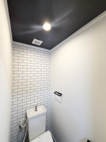 髙田ビルのトイレ|真っ黒の天井もキマってます