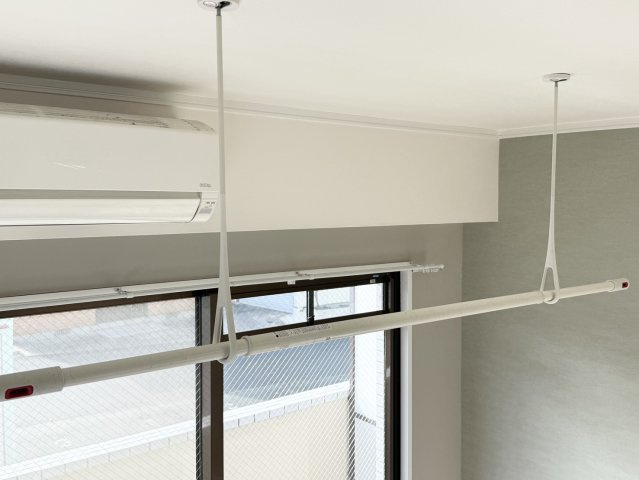 髙田ビルの設備|天吊りタイプの室内物干し