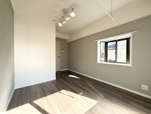 髙田ビルの洋室|角部屋なので出窓がついています