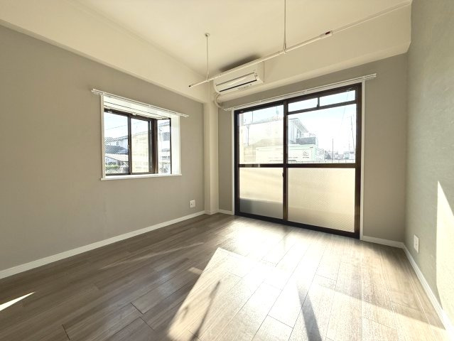 髙田ビルの洋室|2面採光でとてもお部屋が明るいです