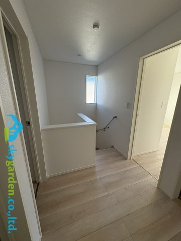 茅ヶ崎市柳島第11　新築戸建　全8棟4号棟の内装|２階の踊り場の様子