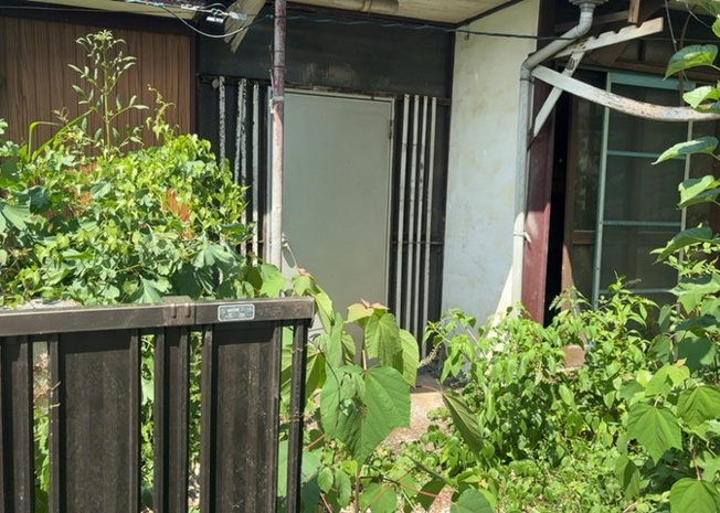 【玄関】 | 玄関は家の顔でもあり、家族以外の目にも止まる場所です。玄関は外との間を仕切る扉、靴などをしまっておく収納スペース、靴脱ぎのたたきスペース、来客とのやり取りをするドアホンなど複数のアイテムからなります。