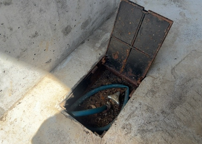 【設備】 | 敷地内に散水栓や立水栓があると便利です。水道水を直接利用できるため、水を運ぶ手間を省くことが出来ます。大量の水を必要とする洗車作業や清掃などに役立ちます。その他設備とあわせて、現地でご確認ください。