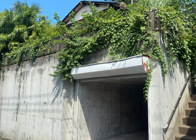 【外観】 | 現地に行くなら、物件の周囲の地形がどうなっているかを見ることも大切です。周辺より低くなっている土地では、大雨などで水が集まりやすいため、地盤が弱くなっているということも考えられるため、注意が必要です。