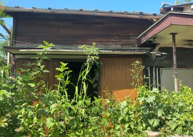 【外観】 | 隣家の土地はどうなっているのか、生活利便施設が近くにあるのか、学校まで近いかなど、お客様のライフスタイルにあわせたイメージが重要です。また、近くにあると困る施設が近くにないかも確認するといいでしょう。