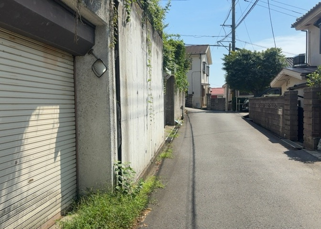 【前面道路含む現地写真】 | 南側道路の場合は長い時間光を入れ込むことができるため、庭やリビングを道路側に持ってくることが多く土地価格も高い傾向にあります。一方北側道路だとリビングや庭が南側になりプライバシーを守ることができます。