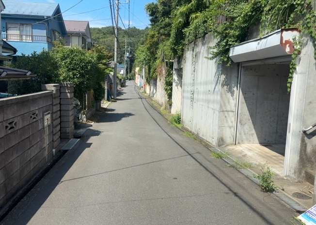 【前面道路含む現地写真】 | 東側道路の場合は居室を南向きに設計しやすいため、朝日が入りやすいというメリットがあります。一方、西側道路も東側同様に居室を南向きに設計しやすいのですが、住宅地だと朝日が入りにくいという弱点があります。