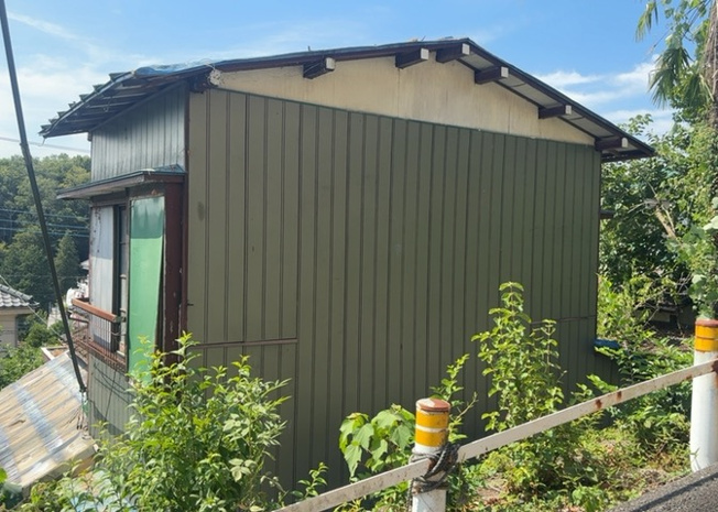 【バルコニー】 | バルコニーは、建物内から室外へ楽に出入りできる便利なスペースです。また、バルコニーには手すりを付けることが義務付けられており、手すりの高さは110cm以上で施工することが建築基準法で定められています。