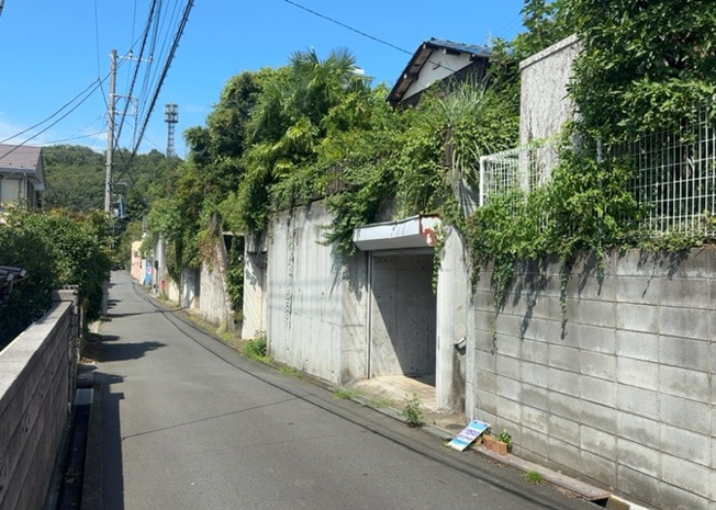 【前面道路含む現地写真】 | 住宅用の土地では前面道路に2m以上接していなければならないと法律で定められています。しかし、お持ちの車のサイズやライフスタイルなどにより、2mでは利便が悪い場合もございますので、事前に確認しましょう。