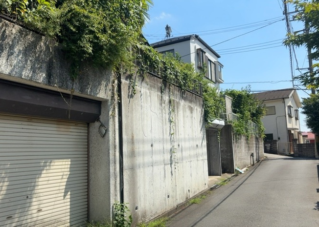 【前面道路含む現地写真】 | 道幅が広い場所は日当たりや風通が良好です。幅が広いのですれ違いも可能ですし大きな車でも駐車可能！一方で、大型車が通ることも多くなるため交通量の増加により騒音に繋がります。また土地の値段が高くなります。