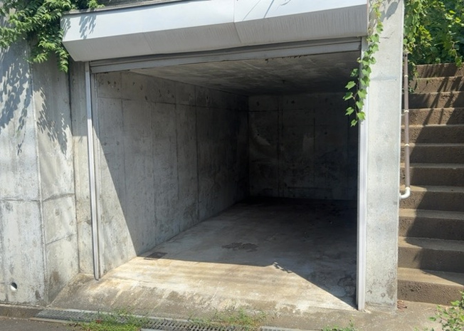 【駐車場】 | 駐車場と明記されていても、最小スペースでつくられた駐車場だと大型車は駐車できなかったり、出入りしにくくなったりする可能性があります。お車のサイズと購入したい物件の駐車場のサイズを現地で確認しましょう。