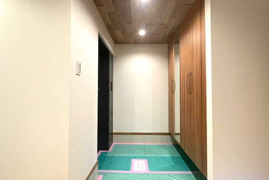 緑が丘シティハウスの玄関|緑が丘シティハウス：シューズボックスには姿鏡が付いているのでお出かけ前の身だしなみチェックもスムーズに行えます♪