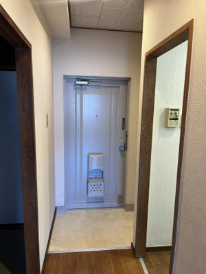 【玄関】 | メゾン南加賀屋  | 玄関です。照明はLEDダウンライトに変更しました。