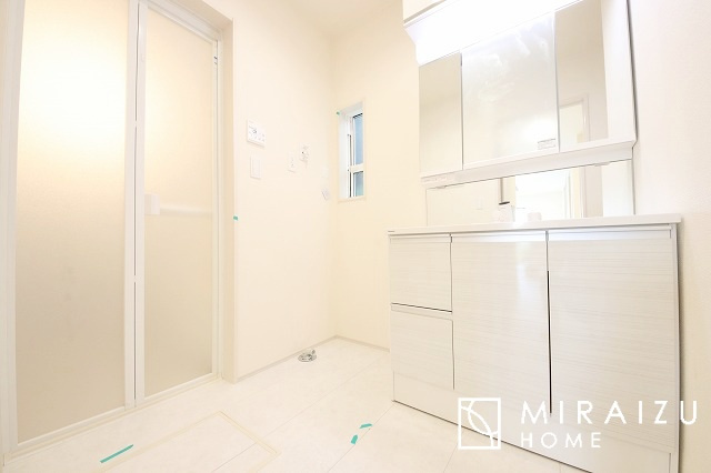 【独立洗面台】 | 高級感漂う洗面台です。鏡の後ろの収納棚もとても充実しております。コスメが大好きな奥様も、女子力高いご主人様もきっとご満足いただける収納力です。三面鏡なので、ヘアセットにも便利です。
